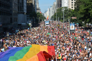  Parada-do-Orgulho-Gay-Foto-de-Ben-Tavener-em-Wikimedia-BLOG-LUGARES-DE-MEMORIA