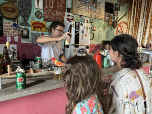 Clientes sendo atendidas em bar na Ilha do ferro - Foto de Sylvia Leite - BLOG LUGARES DE MEMORIA