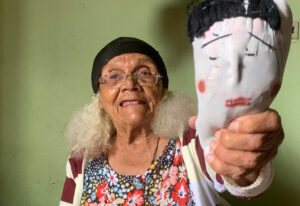 Dona Morena com boneca na mão - Foto de André Dantas - BLOG LUGARES DE MEMORIA