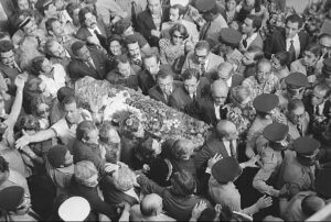 Funeral do ex-presidente Juscelino Kubitschek - Foto do Arquivo Nacional em Wikimedia Foto de - BLOG LUGARES DE MEMORIA