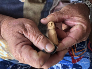 Mãos de Vandinho esculpem miniatura - Foto de Sylvia Leite - BLOG LUGARES DE MEMORIA