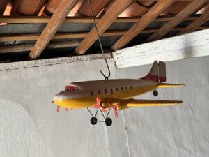 Avião de madeira feito por mestre canoeiro - Foto de Gustavo - BLOG LUGARES DE MEMORIA