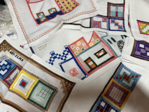 Bordados Boa Noite coloridos - Foto de Sylvia Leite - BLOG LUGARES DE MEMORIA