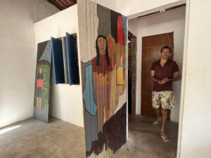 Clemilton e suas portas pintadas - Foto de Sylvia Leite - BLOG LUGARES DE MEMORIA