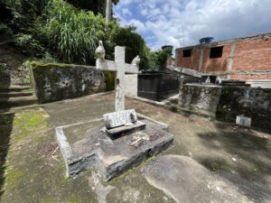 Cruz branca sobre tumulo com passaros nas pontas - Foto de Sylvia Leite - BLOG LUGARES DE MEMORIA