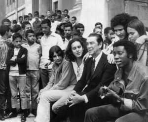 Juscelino com a galera do Clube da Esquina - Foto de Juvenal Pereira do acervo do Museu do Clube da Esquina - BLOG LUGARES DE MEMORIA