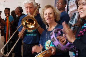 Macena e professora Lourdinha tocando junto a jovem - Foto decida pela professora Lourdinha - BLOG LUGARES DE MEMORIA