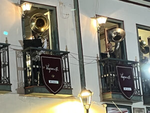 Musicos tocam em sacada de casarão colonial - Foto de Sylvia Leite - BLOG LUGARE E MEMORIA