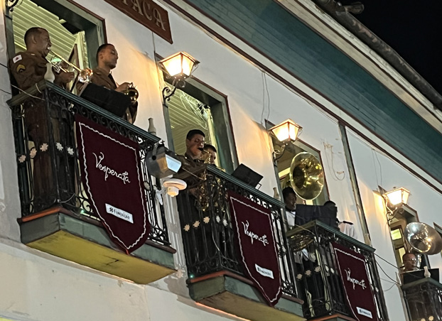 Músicos tocam em sacadas de casarão colonial - Foto de Sylvia Leite - BLOG LUGARES DE MEMORIA