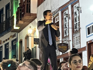Regente da Vesperata no meio do público - Foto de Sylvia Leite - BLOG LUGARES DE MEMORIA