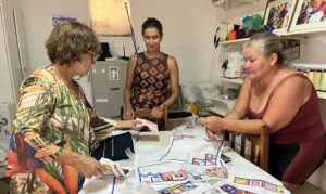 Turistas comprando panos bordados na Ilha do Ferro - Foto de Sylvia Leite - BLOG LUGARES DE MEMORIA