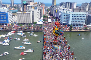 Bloco Galo da Madrugada desfilande no Recife - Foto do site do Galo da Madrigada - BLOG LUGARES DE MEMORIA