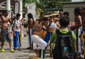 Capoeiristas em Olinda - Pernambuco - Foto de Prefeitura de Olinda em Flickr e Wikimedia - BLOG LUGARES DE MEMORIA