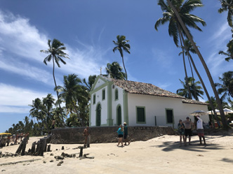 Igrejinha de Carneiros vista da praia - Foto de Sylvia Lete - BLOG LUGARES DE MEMORIA