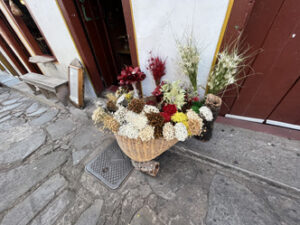 Arranjo de sempre-viva em calçada de Diamantina - Foto de Sylvia Leite - BLOG LUGARES DE MEMORIA