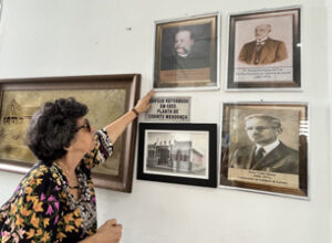 Historiadora mostra fotografias dos fundadores do GLM - Foto de Sylvia Leite - BLOG LUGARES DE MEMORIA