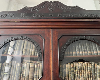 Estante com livros no Gabinete de Leitura de Maruim - Foto de Sylvia Leite - BLOG LUGARES DE MEMORIA