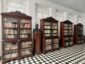 Estantes do GLM com busto do Barão de Maroim - Foto de Sylvia Leite - BLOG LUGARES DE MEMORIA