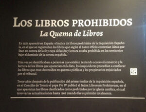 Painel sobre livro proibidos no Palácio de la Inquisición - Foto de Dinorah Regis - BLOG LUGARES DE MEMORIA