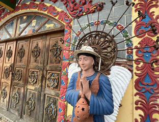 Imagem de anjo na fachada do Castelo Armorial - Foto de Sylvia Leite - LOGLUGARES DE MEMORIA