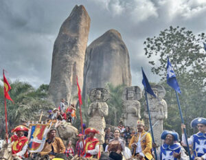 Participantes da cavalgada em frente à Pedra do Reino - Foto de Manoel Prado - BLOG LUGARES DE MEMORIA