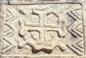 Detalhe do totem em homenagem ao Aleijadinho - Foto de Sylvia Leite - BLOG LUGARES DE MEMORIA