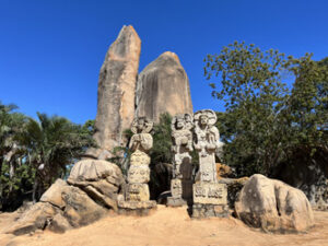 Esculturas da Sagrada Família na Ilumiara Pedra do Reino - Foto de Sylvia Leite - BLOG LUGARES DE MEMORIA