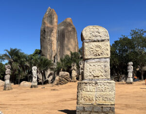 Totem em homenagem ao Aleijadinho com Pedra do Reino ao fundo - Foto de Sylvia Leite - BLOG LUGARES DE MEMORIA