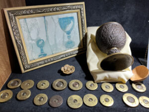 Taça de coco e ouro, peças de ouro e quadro - Foto de Sylvia Leite - BLOG LUGARES DE MEMORIA