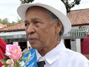 Dona Fia com brinco de coco e ouro - Foto de Sylvia Leite - BLOG LUGARES DE MEMORIA