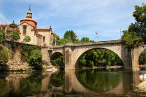 Ponte sobre o rio Tâmega - Foto de António Amen em Wikimedia - BLOG LUGARES DE MEMORIA