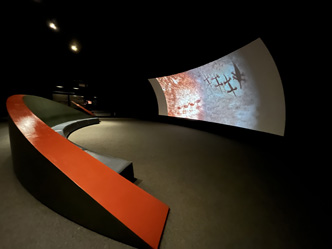 Sala com telão exibindo imagens de pintura rupestre - Foto de Sylvia Leite - BLOG LUGARES DE MEMORIA
