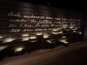Museu da Imigração: os ecos de uma hospedaria Painel_com_documentos_de_imigrantes_Foto_de_Sylvia_leite_BOG_LUGARES_DE_MEMORIA