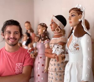 Augusto com suas bonecas - Foto Artesol - divulgação