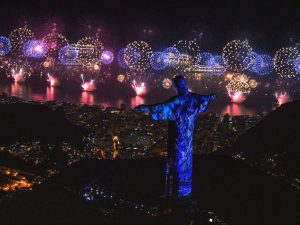 Cristo Redentor com queima de fogos ao fundo - Foto Secom RJ - BLOG LUGARES DE MEMORIA