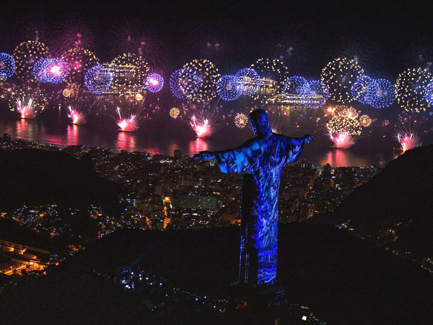 Cristo Redentor com queima de fogos ao fundo - Foto Secom RJ - BLOG LUGARES DE MEMORIA