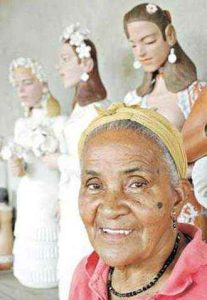 Dona Izabel com suas bonecas - Foto de Lucas Van Beuque - divulgação