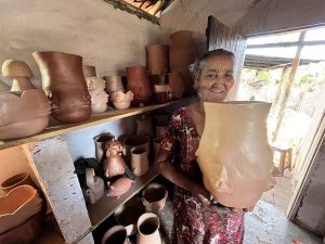 Dona Rira e seus potes com cara - Foto de Sylvia Leite - BLOG LUGARES DE MEMORIA