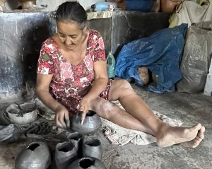Dona Rita Modelando - Foto de Sylvia Leite - BLOG LUGARES DE MEMÓRIA
