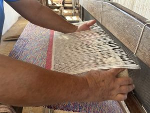 Mãos tecem pano em Tocoios - Foto de Sylvia Leite - BLOG LUGARES DE MEMORIA