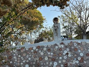 Paredao com flores de ceramica_ Foto de Sylvia Leite - BLOG LUGARES DE MEMORIA