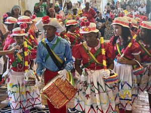 Taieiras e patrão na Festa de São Benedito - Foto de Sylvia Leite - BLOG LUGARES DE MEMORIA