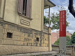 Placa de identificação em frente à Casa de Dona Yaya - Foto de Sylvia Leite - BLOG LUGARES DE MEMORIA