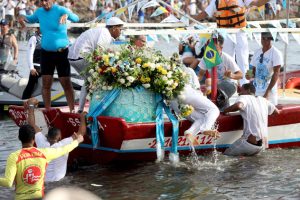 Imagem de Yemanjá em barco e fieis na Festa da divindade em Salvador - Foto de Fernando Vinas GOVBA - BLOG LUGARES DE MEMORIA