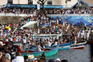 Barcos e multidão na Festa de Yemanjá - Foto de Fernando Vivas GOVBA - BLOG LUGARES DE MEMORIA