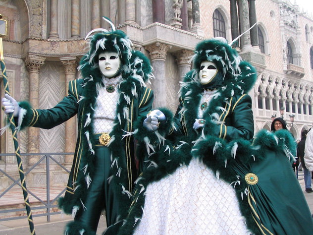 Casal fantasiado no Carnaval de Veneza - Autor presumido Wanblee~commonswiki - nome não legível - BLOG LUGARES DE MEMORIA