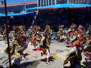 Dança Diablada no Carnaval de Oruru na Bolívia - Foto de Elemaki em Wikimedia - BLOG LUGARES DE MEMORIA