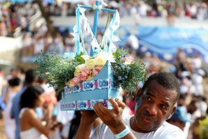 Homem carrega barquinho de madeira para presentear Yemanjá - Foto de FernandoVivas GOVBA - BLOG LUGARES DE MEMORIA