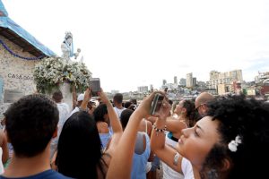 Homem carrega barquinho de madeira para presentear Yemanjá - Foto de Fernando Vivas GOVBA - BLOG LUGARES DE MEMORIA