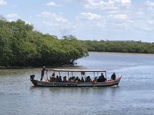 Barco_de_passageiros_no_estuário do_rio_Poxim-Foto_de_Sylvia_aleite-BLOG_LUGARES_DE_MEMORIA